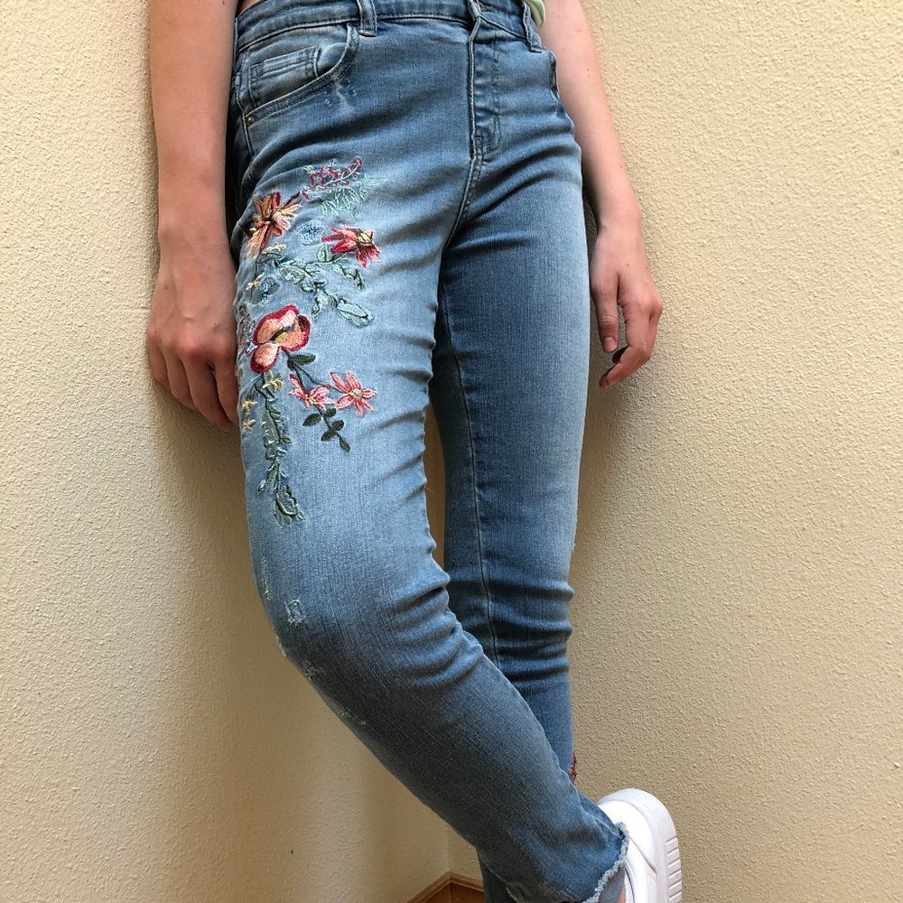 Loose Jeans with Flower Embroidery